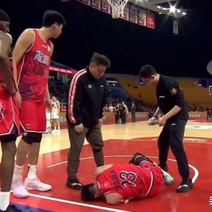 开云体育官方网站-望无大碍！郭艾伦膝盖受伤痛苦倒地 无法站立担架车推着离场